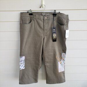 NWT DG2 Diane Gilman Capri jean pants with mid rise